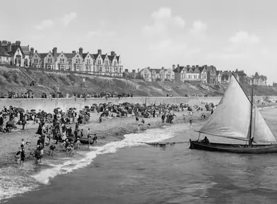 Clacton-on-sea, Essex. c 1905. – Photochrom Print Collection, Public domain, via Wikimedia Commons